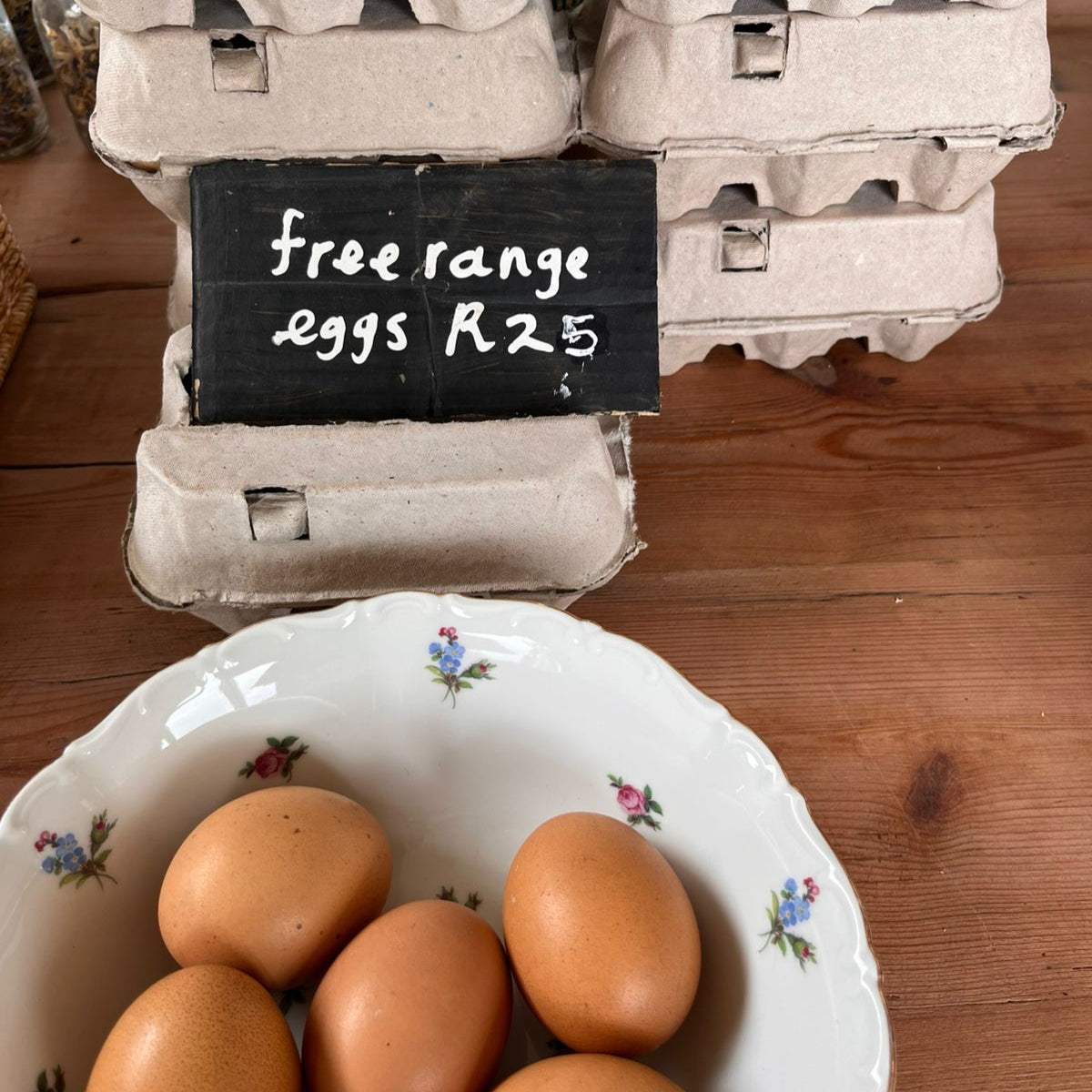 Free-range farm eggs (tray of 6)